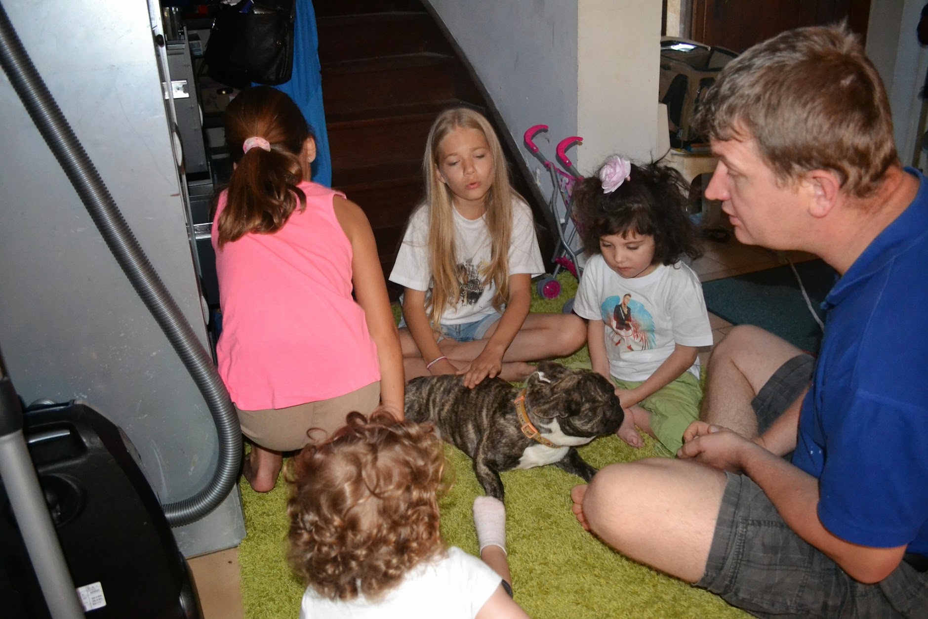 Autour d'elle, tous ensemble