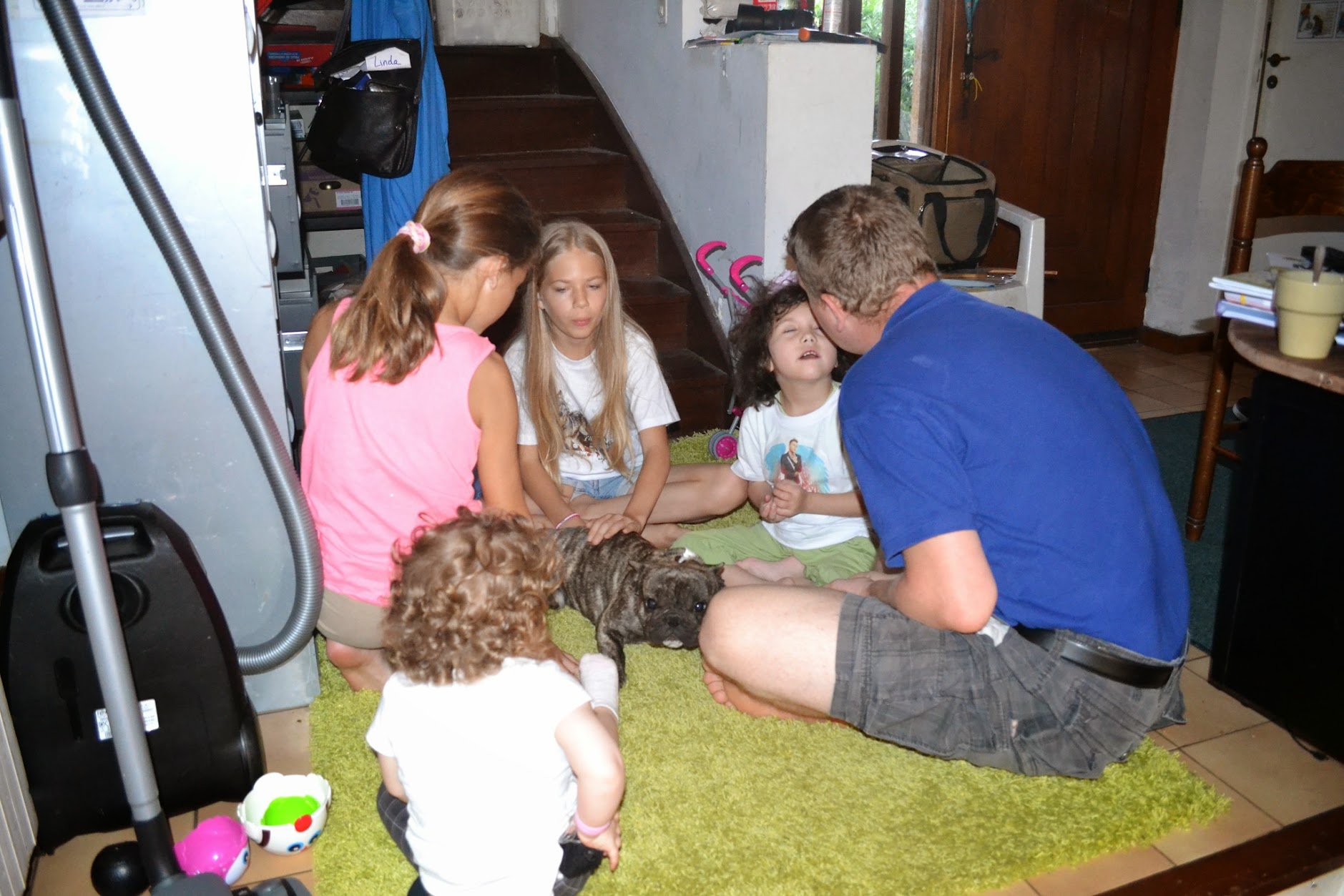 Autour d'elle, tous ensemble